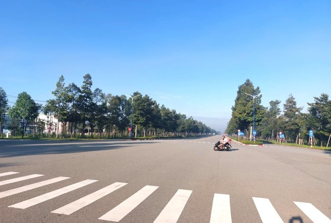 Dự án đường Vành đai 4 TPHCM đoạn qua Bình Dương dài hơn 47km với tổng mức đầu tư 18.993 tỷ đồng. Trong ảnh là đường NE2 tại TP Bến Cát (tỉnh Bình Dương) được chọn là một đoạn của tuyến đường Vành đai 4 TPHCM. Đoạn còn lại sẽ xây dựng mới theo quy chuẩn chung với các tỉnh.