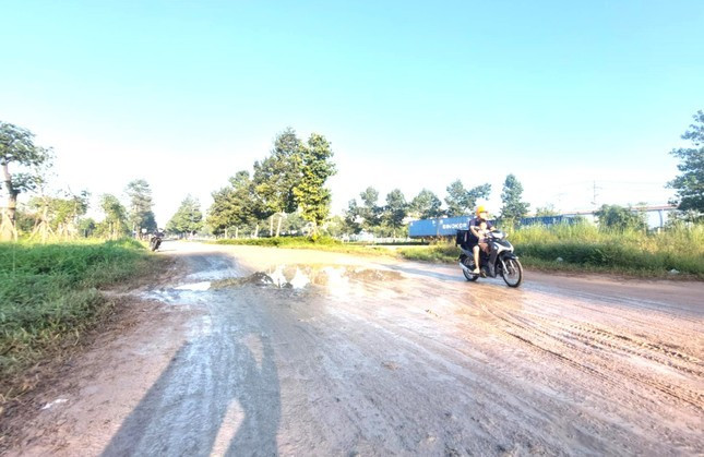 Theo kế hoạch, Bình Dương dự kiến khởi công dự án đường Vành đai 4 TPHCM trong quý 4/2024. Để phục vụ cho việc triển khai dự án, UBND huyện Bắc Tân Uyên đã chuẩn bị quỹ đất sạch. Trong ảnh là điểm cuối của đường NE2.