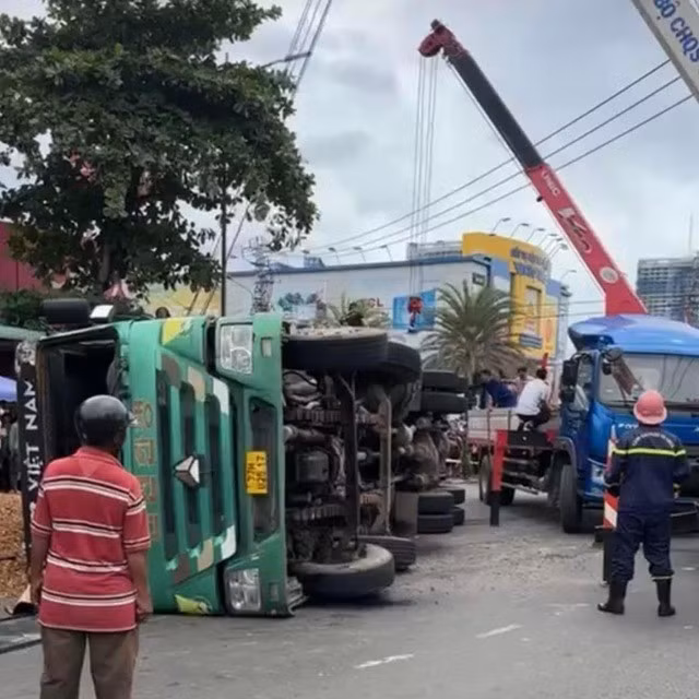 Hiện trường vụ xe lật đè chết 3 người