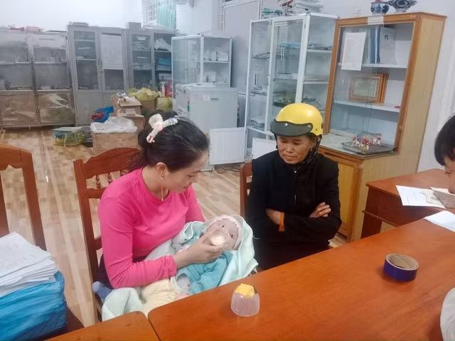 Bé gái được chăm sóc, kiểm tra sức khỏe tại Trạm Y tế xã Mỹ Thắng. Ảnh: Trúc Phong