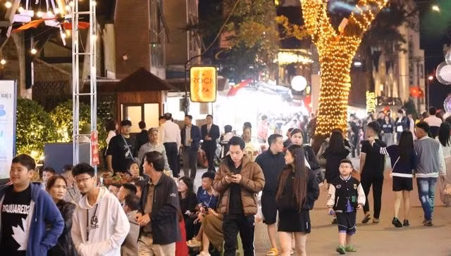 Phố đi bộ kết hợp giới thiệu ẩm thực TT.Tam Đảo luôn thu hút rất đông khách du lịch đến trải nghiệm cuối tuần. ẢNH: TIẾN DŨNG