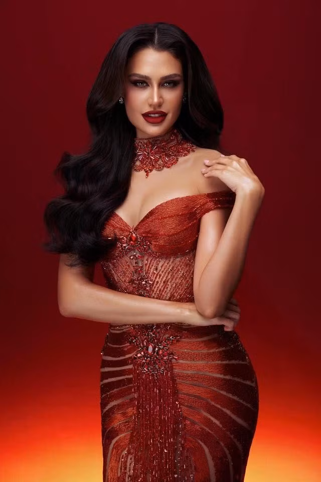 Susana Medina khoe sắc vóc trong thiết kế của Lê Ngọc Lâm. ẢNH: NTKCC