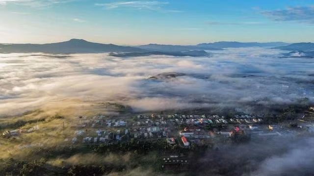 Măng Đen chìm trong sương sớm, mang lại vẻ đẹp vừa bình yên vừa thơ mộng. ẢNH: THẮNG PHẠM