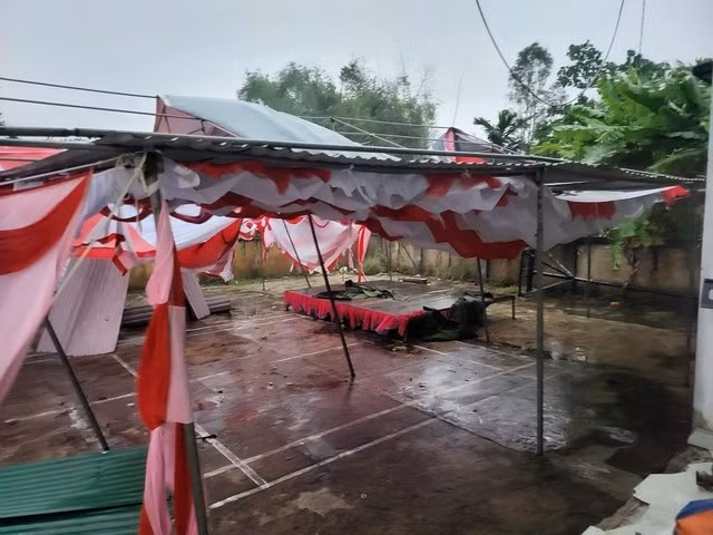 Một rạp đám cưới của người dân ở thị xã Điện Bàn bị ngã đổ vào sáng 27-10 do ảnh hưởng của bão Trà Mi