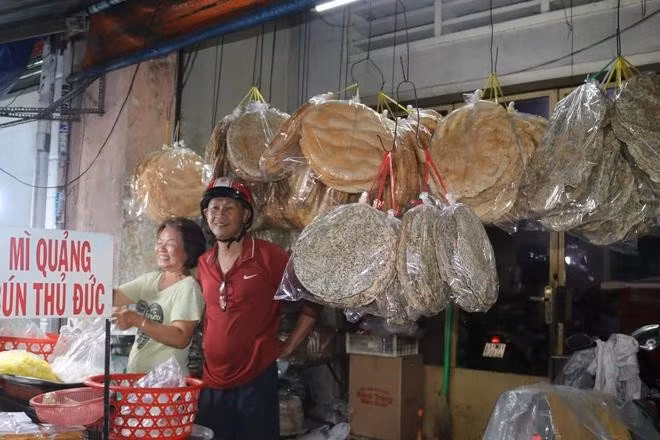 Chợ Bà Hoa chuyên bán đặc sản của người miền Trung. ẢNH: UYỂN NHI - DU YÊN