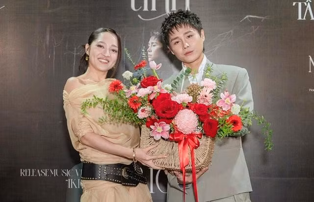 Bảo Anh đến chúc mừng Tăng Duy Tân ra mắt sản phẩm mới. Ảnh: NSCC