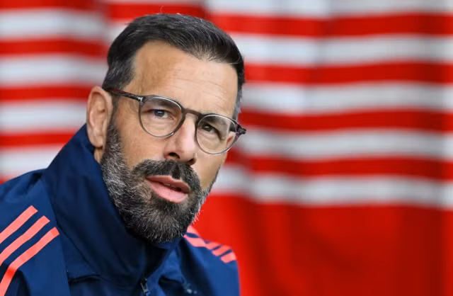 Ruud van Nistelrooy tạm dẫn dắt Man United giai đoạn hiện nay