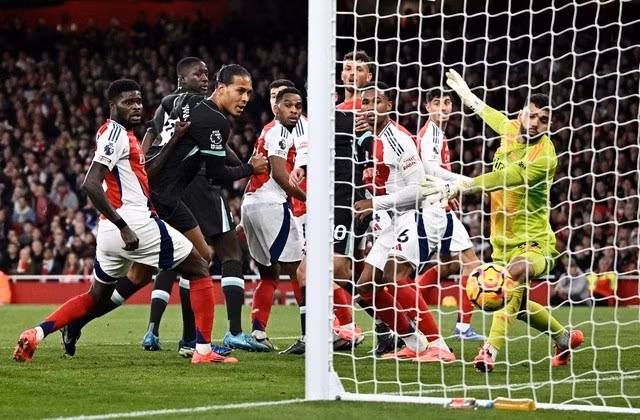 Liverpool nhanh chóng có bàn gỡ hòa do công của trung vệ Van Dijk