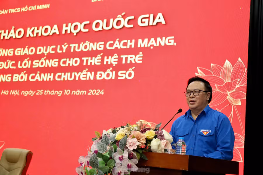 Ông Hoàng Bình Quân - nguyên Trưởng ban Đối ngoại T.Ư, nguyên Bí thư thứ nhất T.Ư Đoàn, Chủ tịch danh dự Hội Doanh nhân trẻ VIệt Nam phát biểu tại Hội thảo. Ảnh: Bảo Anh