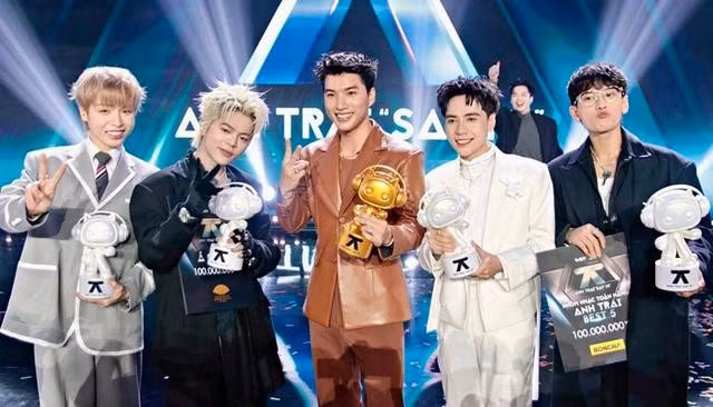 Từ trái qua: Đức Phúc, Quang Anh Rhyder, Hieuthuhai, Quang Hùng MasterD, Isaac nhận giải ở Anh trai say hi. Ảnh: NSCC