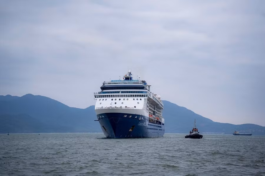 Tàu Royal Caribbean cùng 2.150 khách và 958 thuyền viên cập cảng Chân Mây