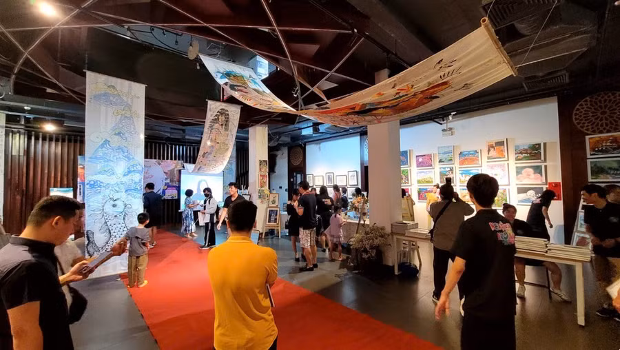 Không gian phố cổ 50 Đào Duy Từ trở thành phòng tranh sống động của các em nhỏ. (Ảnh: Minh Anh/Vietnam+)