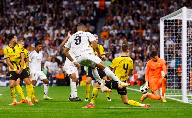 Pha bóng tấn công đầy nỗ lực của Kylian Mbappe