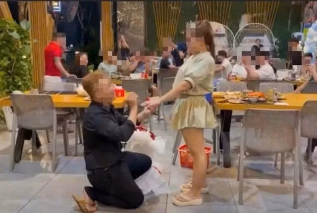 Bị can Minh cầu hôn chị Y.H trước thời điểm xảy ra án mạng. ẢNH: CẮT TỪ CLIP