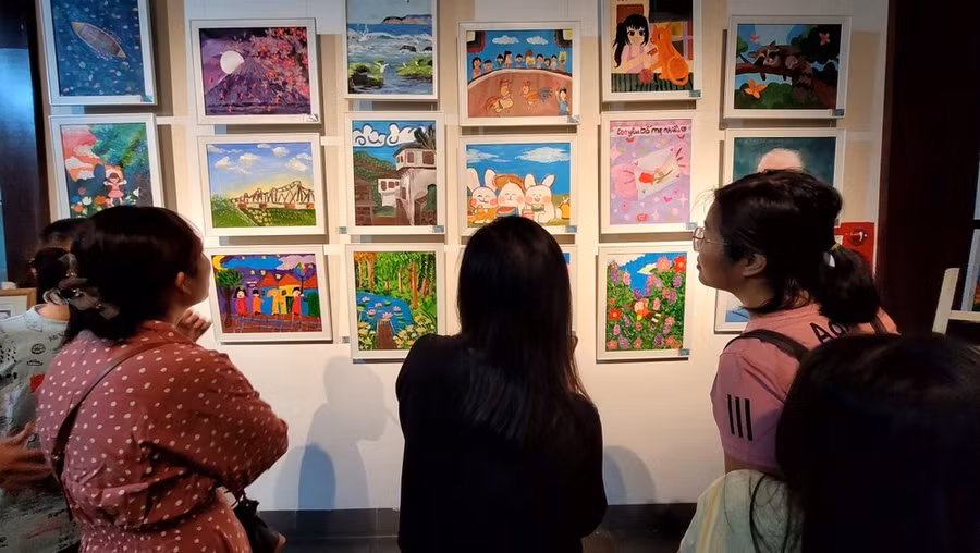 Một góc triển lãm với những mảng màu rực rỡ của trẻ thơ. (Ảnh: Minh Anh/Vietnam+)