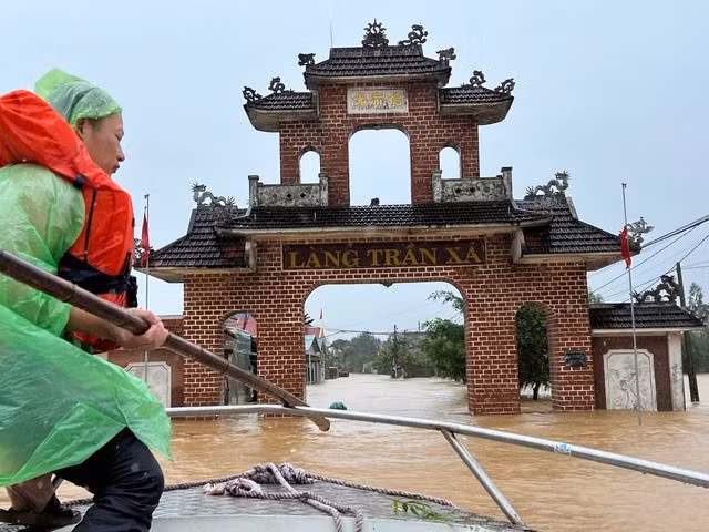 Ngôi làng bị ngập, người dân phải di chuyển bằng thuyền