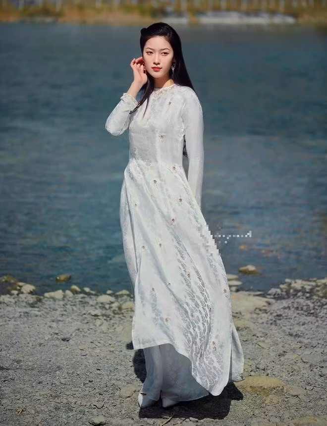 Áo dài thêu chim công ấn tượng hay áo dài lụa điểm xuyết họa tiết nhỏ nhắn, xinh xắn cũng đều thu hút ánh nhìn. ẢNH: LEAP ART