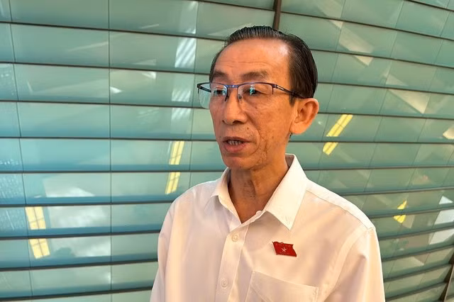 Đại biểu Quốc hội Trần Hoàng Ngân trao đổi với báo chí bên hành lang Quốc hội