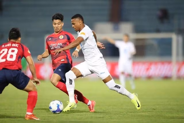 CLB Nam Định (áo trắng) sẽ cân bằng điểm số với đội đầu bảng Thanh Hóa nếu có 3 điểm. ẢNH: MINH TÚ