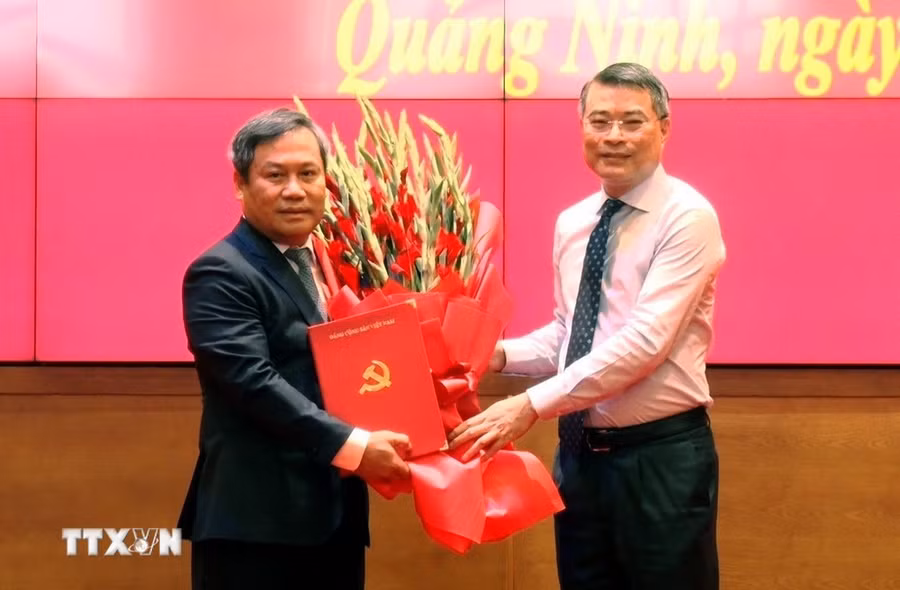 Đồng chí Lê Minh Hưng trao Quyết định của Bộ Chính trị cho đồng chí Vũ Đại Thắng. (Ảnh: Đức Hiếu/TTXVN)