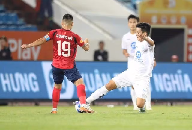 Quang Hải (áo đỏ) thi đấu tốt ở tuyến giữa CLB CAHN. ẢNH: MINH TÚ