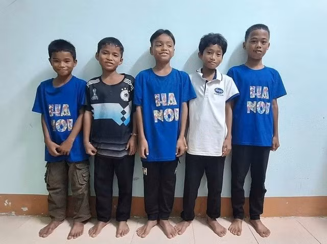 Nhóm 5 học sinh có hành động dũng cảm