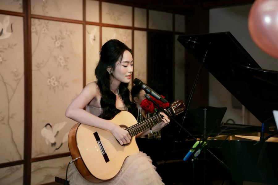 Cô bày tỏ: &quot;Có người sẽ đại diện cho vẻ đẹp hướng về cộng đồng, cũng có người chọn hướng đến vẻ đẹp tri thức. Dẫu cho từng nét đẹp khác biệt ra sao thì luôn xứng đáng được nhìn nhận và trân trọng. Cá nhân tôi cũng muốn trở thành một người có tri thức, tiếng nói và sẵn sàng góp chút sức lực vào công cuộc xây dựng xã hội và đất nước&quot; . Ảnh NVCC