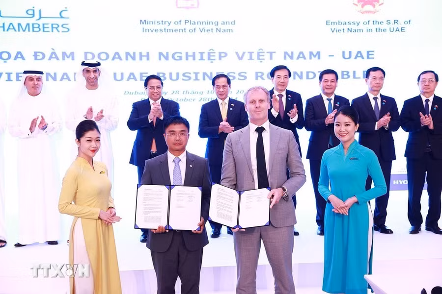 Thủ tướng Phạm Minh Chính chứng kiến Lễ trao các văn kiện hợp tác giữa doanh nghiệp hai nước. (Ảnh: Dương Giang/TTXVN)