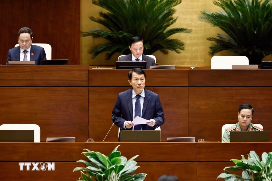 Bộ trưởng Bộ Công an Lương Tam Quang trình bày Tờ trình về dự án Luật Dữ liệu. (Ảnh: Doãn Tấn/TTXVN)