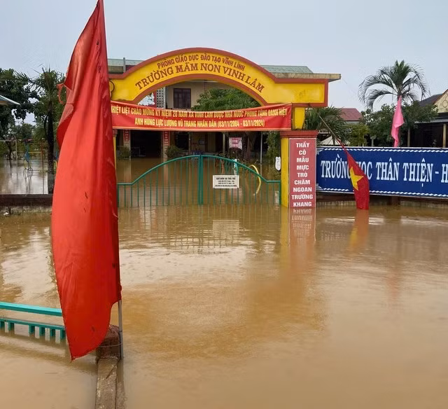 Trường mầm non xã Vĩnh Lâm, huyện Vĩnh Linh ngập sâu trong lũ
