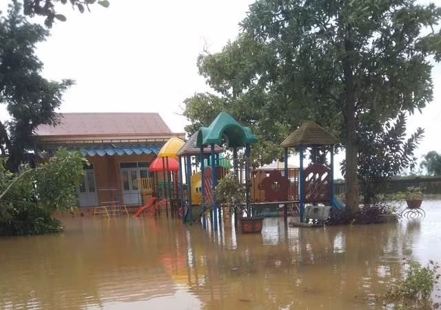 Trường học ở huyện Vĩnh Linh ngập lụt, học sinh được nghỉ học
