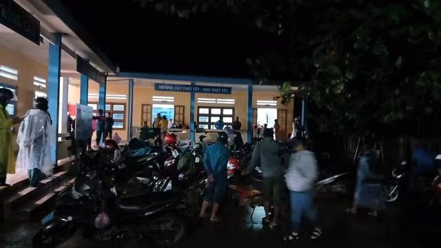 Cơ quan chức năng sơ tán hàng chục hộ dân ngay trong đêm