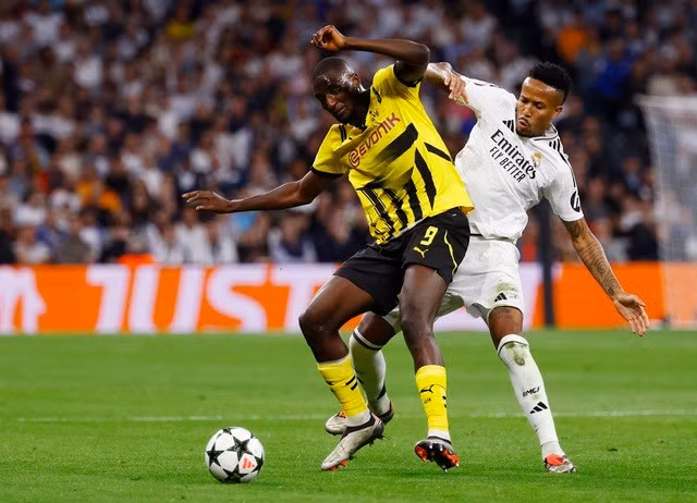 Eder Militao và hàng thủ Real Madrid vất vả ngăn Serhou Guirassy