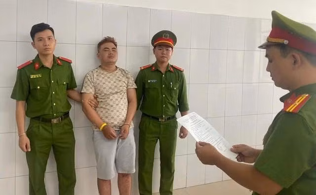 Phan Văn Minh bị tống đạt lệnh khởi tố, bắt tạm giam. ẢNH: NGUYỄN TÚ