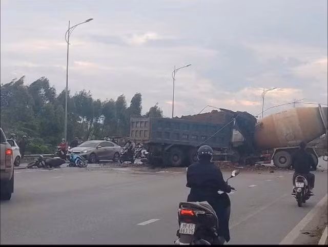 Hiện trường vụ tai nạn liên hoàn. Ảnh: OFFB