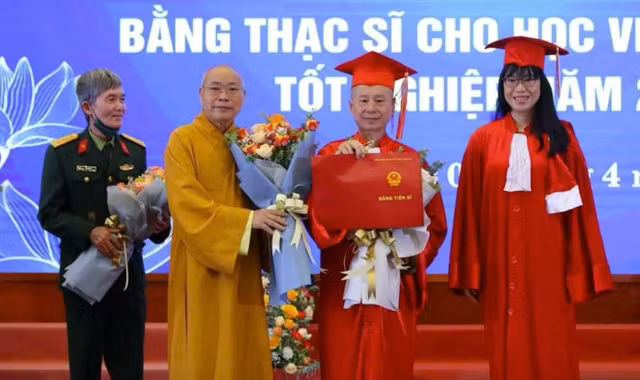 Ông Vương Tấn Việt (thứ 2 từ phải sang) nhận bằng tiến sĩ luật vào tháng 4-2022 - Ảnh: Cổng TTĐT Giáo hội Phật giáo Việt Nam