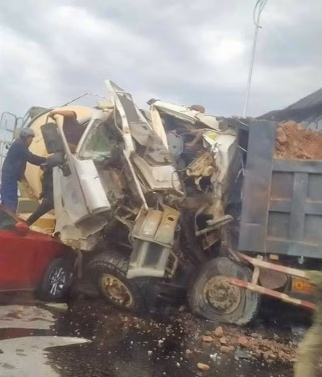 Hai đầu chiếc xe bị biến dạng sau tai nạn khiến tài xế mắc kẹt trong cabin. Ảnh: OFFB