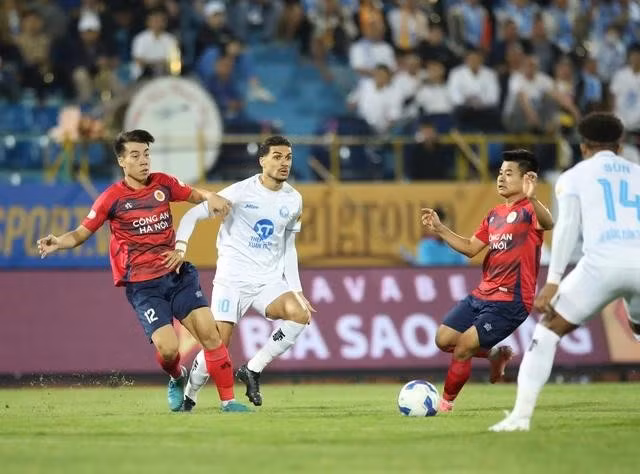 Hendrio (áo trắng) thể hiện sự nhạt nhòa ở tuyến giữa CLB Nam Định. ẢNH: MINH TÚ
