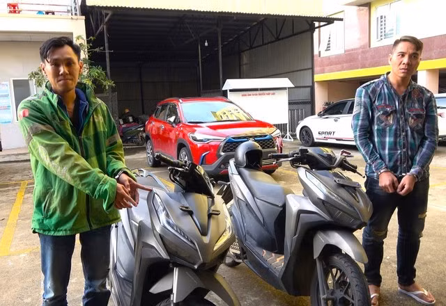 Liêm và Sơn tại cơ quan công an.