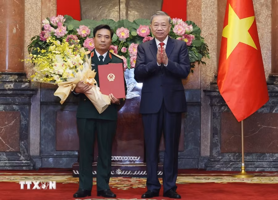 Tổng Bí thư, Chủ tịch nước Tô Lâm trao Quyết định thăng quân hàm Thượng tướng đối với Phó Tổng Tham mưu trưởng Quân đội Nhân dân Việt Nam Nguyễn Doãn Anh. (Ảnh: Lâm Khánh/TTXVN)