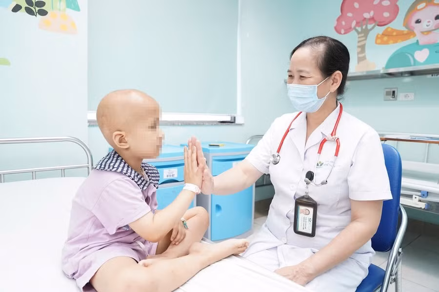 Bác sĩ Bùi Ngọc Lan khám cho bệnh nhi