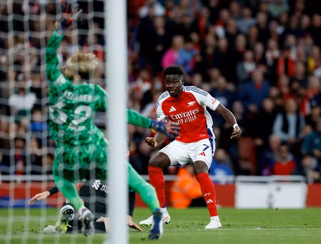Bukayo Saka mở tỉ số sớm cho chủ nhà Arsenal
