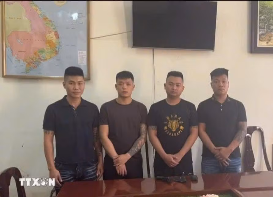 Các đối tượng dùng vũ khí nóng gây rối trật tự công cộng tại thành phố Cao Bằng bị bắt giữ. (Ảnh: TTXVN phát)