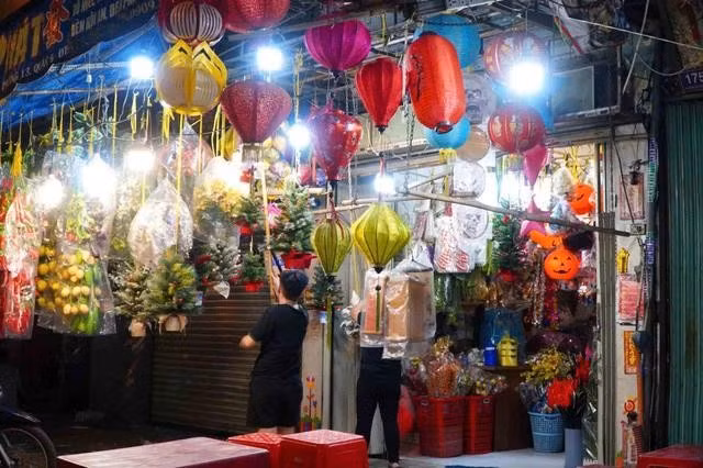 Các hàng quán bán đồ trang trí Halloween rất đìu hiu. ẢNH: THÁI PHÚC