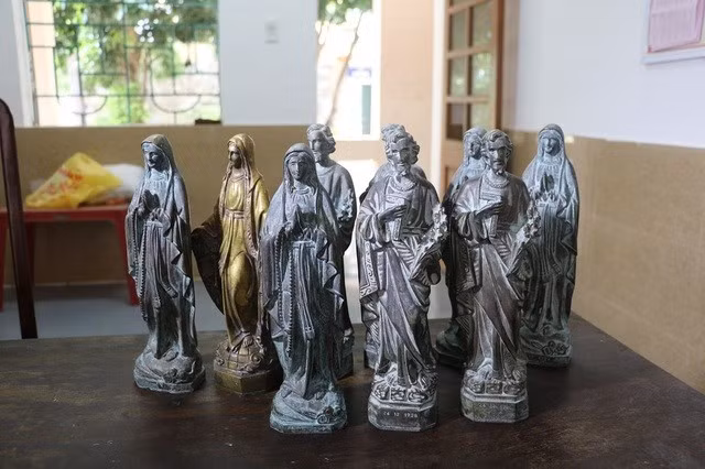 Các bức tượng tang vật cơ quan công an thu giữ. Ảnh: V. Hậu