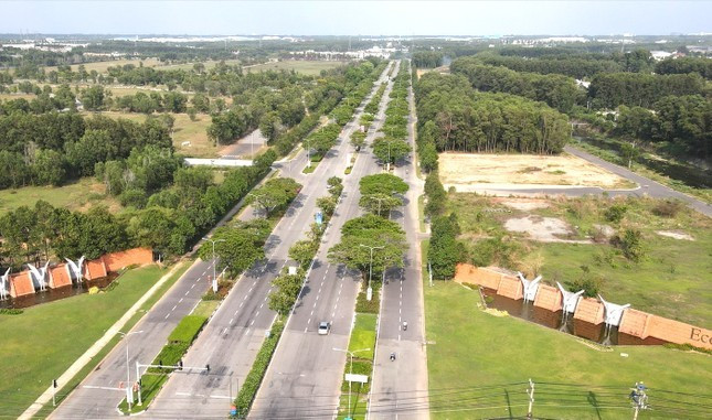 Đường NE2 với 10 làn xe được chọn làm đoạn trùng với tuyến đường Vành đai 4 TPHCM.