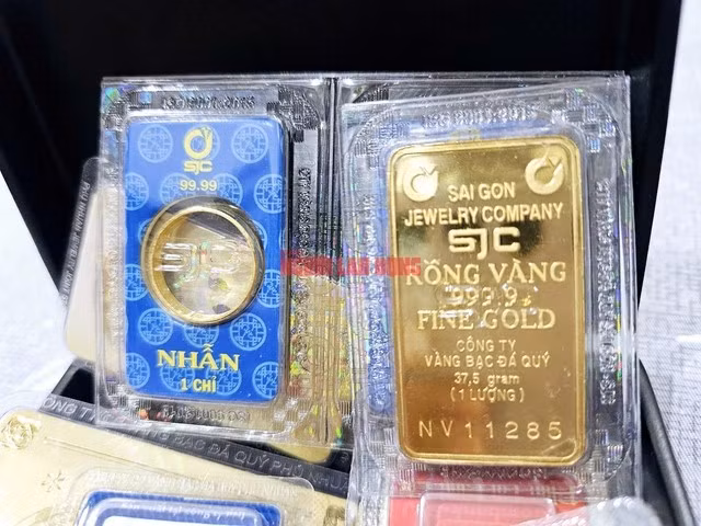 Lần đầu tiên sau thời gian dài, giá vàng nhẫn 99,99 bán ra bằng giá vàng miếng SJC