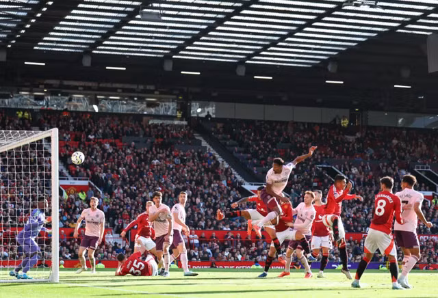 ... và Ethan Pinnock mở tỉ số cho Brentford