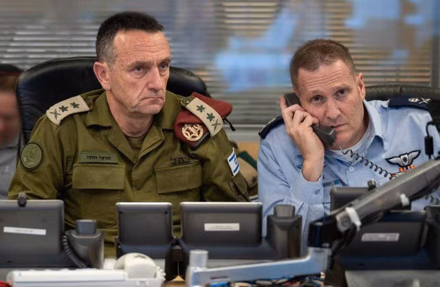Tham mưu trưởng IDF Herzi Halevi (trái) cùng Tư lệnh Lực lượng Không quân Tomber Bar tại căn cứ Không quân Kirbya hôm 26-10. Ảnh: IDF