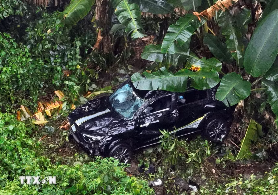 Chiếc xe 5 chỗ gặp nạn khi rơi xuống vực sâu. (Ảnh: TTXVN phát)